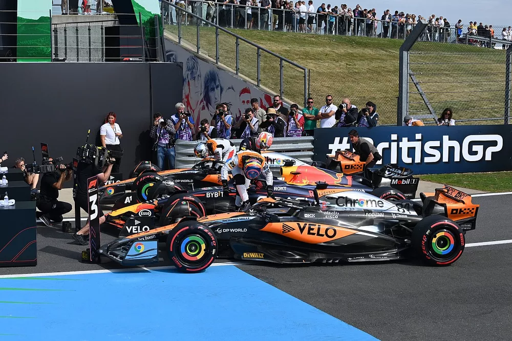 Oscar Piastri, McLaren, Max Verstappen, Red Bull Racing, arrivent dans le parc ferm&eacute;