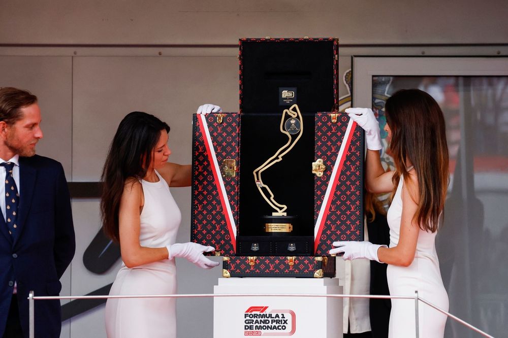 Entrega del trofeo a los ganadores en el podio