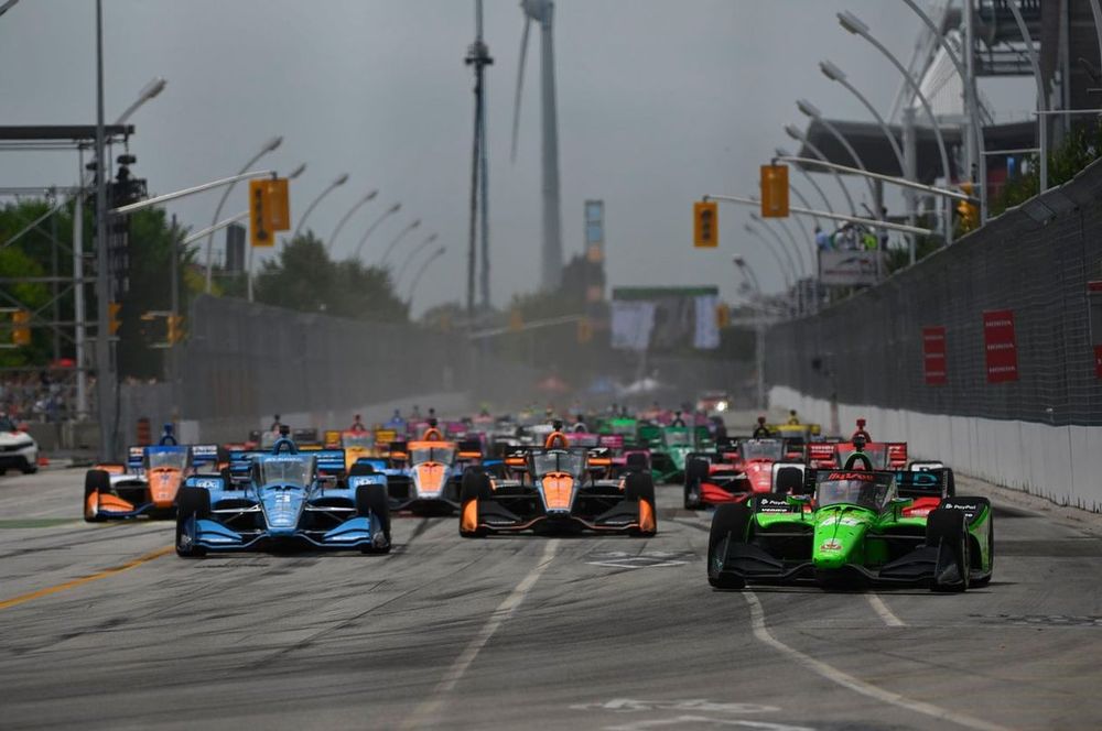 Christian Lundgaard, Rahal Letterman Lanigan Racing Honda leads Scott McLaughlin, Team Penske Chevrolet at the start