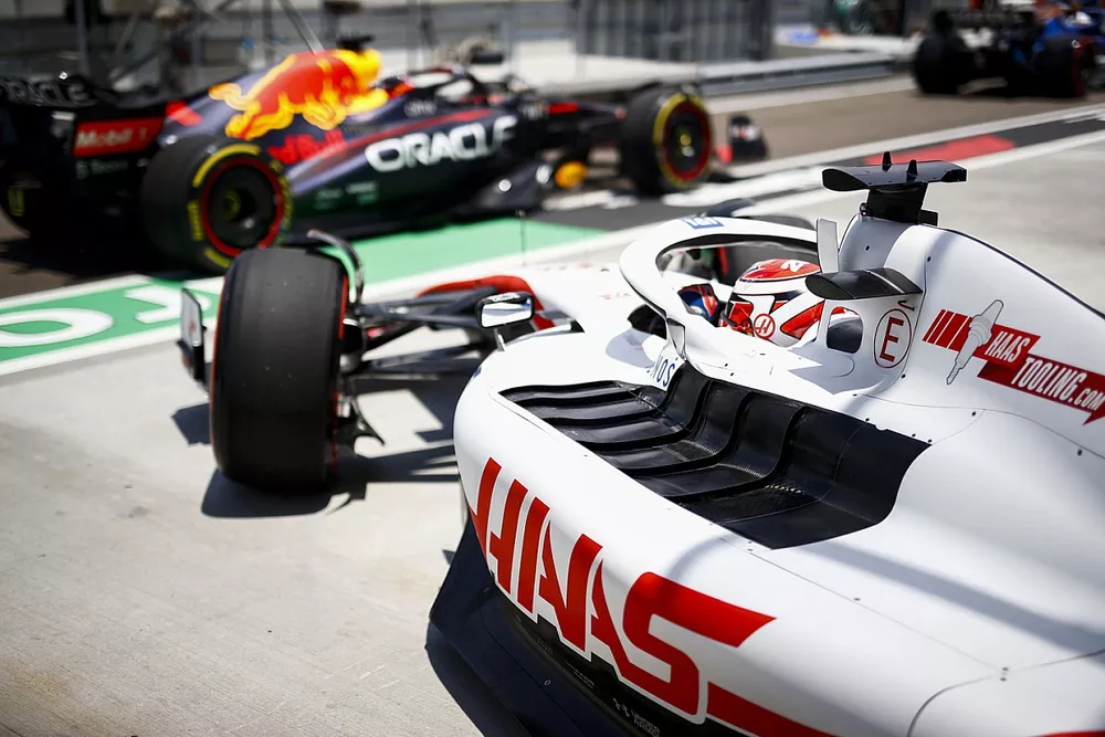 Kevin Magnussen, Haas VF-22, leaves the garage