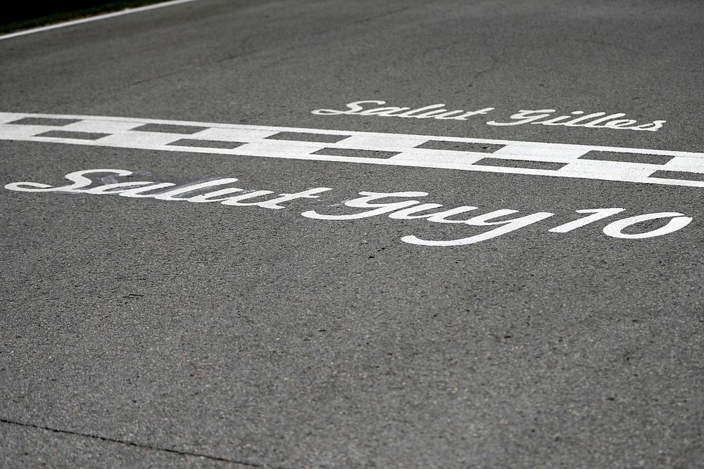 La linea di partenza/arrivo in onore dei compianti Gilles Villeneuve e Guy LaFleur 