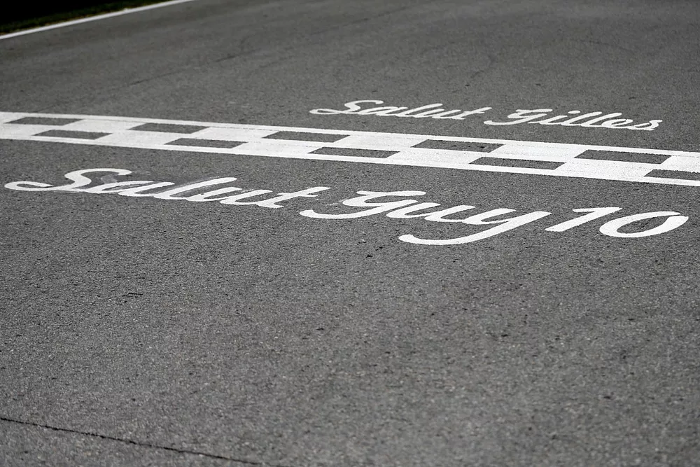 La línea de salida/meta en honor a los fallecidos Gilles Villeneuve y Guy LaFleur 