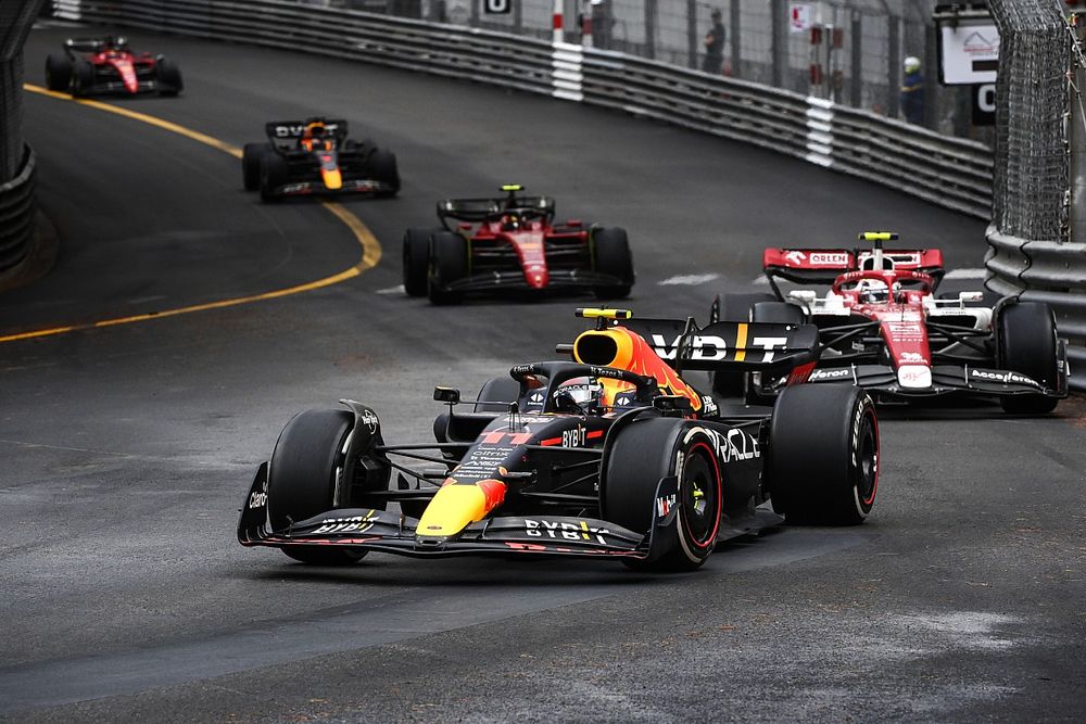 Sergio Pérez, Red Bull Racing RB18, Zhou Guanyu, Alfa Romeo C42, Carlos Sainz, Ferrari F1-75