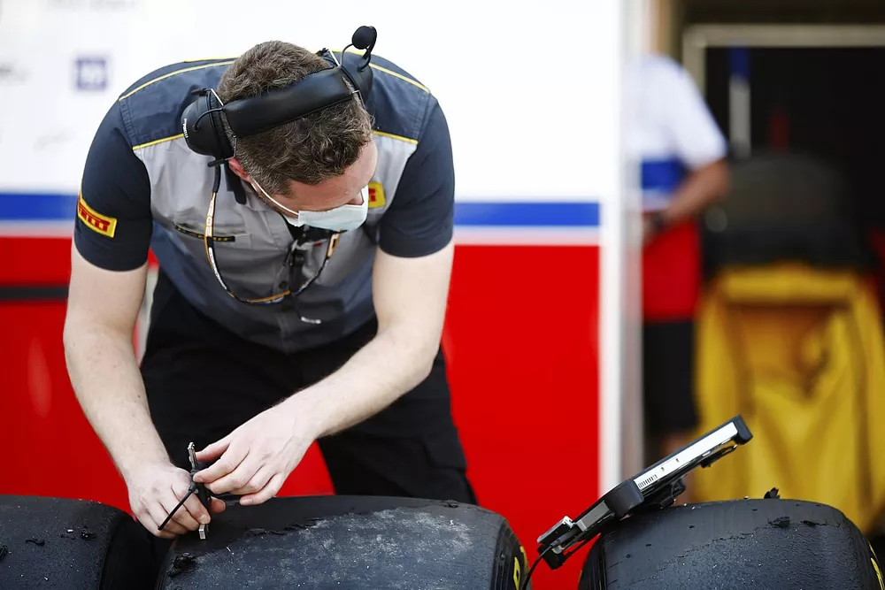 Un technicien Pirelli r&eacute;coltent des donn&eacute;es sur les pneus