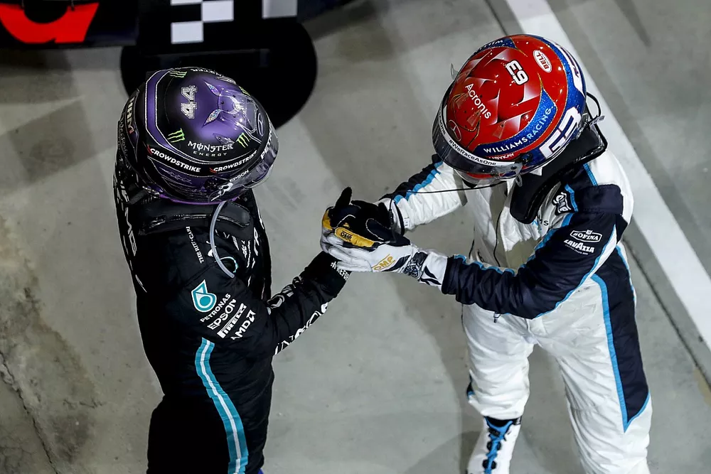 Le vainqueur Lewis Hamilton, Mercedes est f&eacute;licit&eacute; parGeorge Russell, Williams