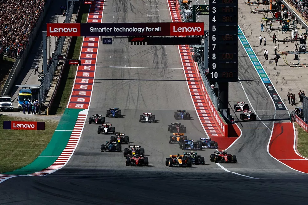 Charles Leclerc, Ferrari SF-23, Lando Norris, McLaren MCL60, Lewis Hamilton, Mercedes F1 W14, Carlos Sainz, Ferrari SF-23, Max Verstappen, Red Bull Racing RB19, George Russell, Mercedes F1 W14, et le reste du peloton au d&eacute;part