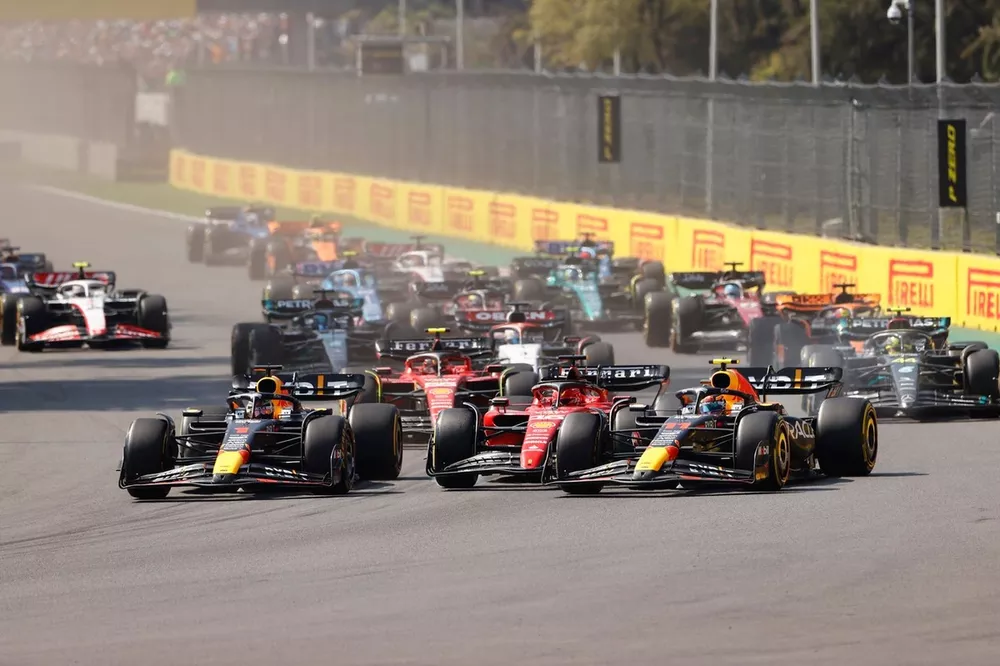Max Verstappen, Red Bull Racing RB19, Charles Leclerc, Ferrari SF-23, Sergio P&eacute;rez, Red Bull Racing RB19, Carlos Sainz, Ferrari SF-23, Lewis Hamilton, Mercedes F1 W14, George Russell, Mercedes F1 W14, el resto de la parrilla en la salida.