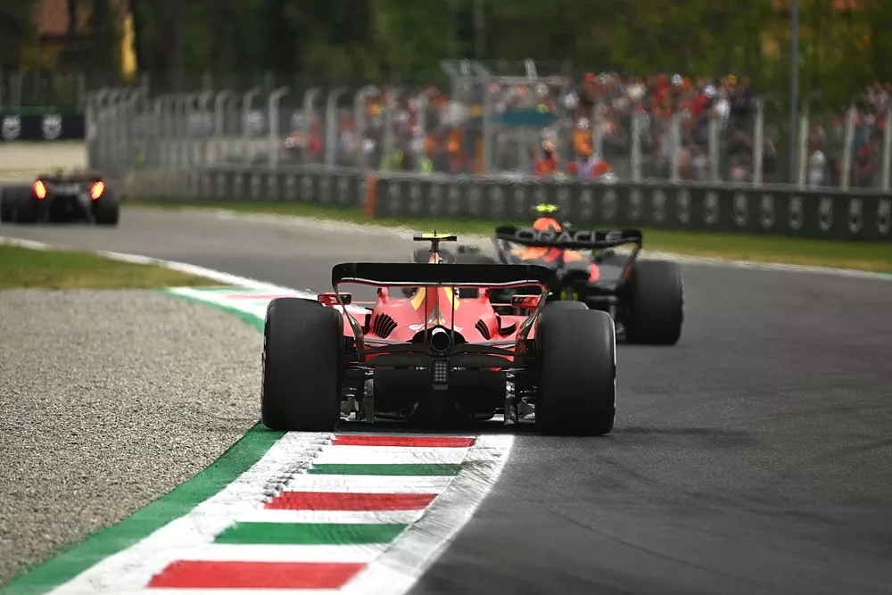 Sergio Perez, Red Bull Racing RB19, Carlos Sainz, Ferrari SF-23