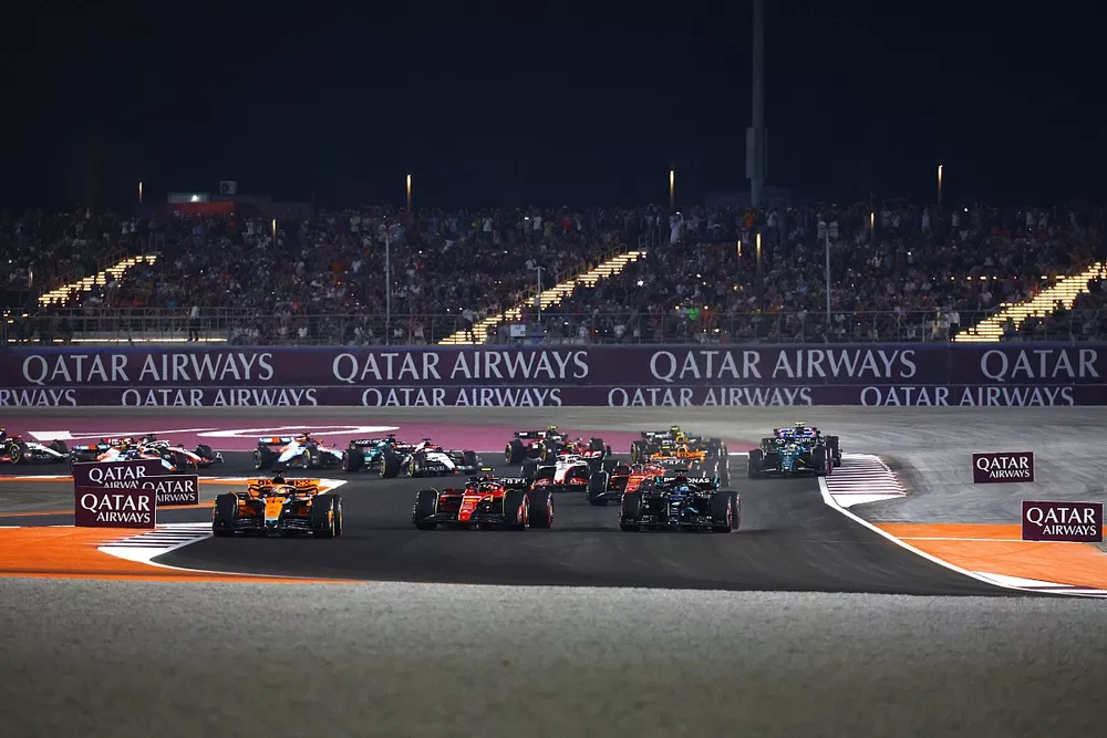 Oscar Piastri, McLaren MCL60, Carlos Sainz, Ferrari SF-23, George Russell, Mercedes F1 W14, Lando Norris, McLaren MCL60, Max Verstappen, Red Bull Racing RB19, the rest of the field on the opening lap of the Sprint race