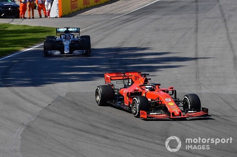 Sebastian Vettel, Ferrari SF90, voor Lewis Hamilton, Mercedes AMG F1 W10