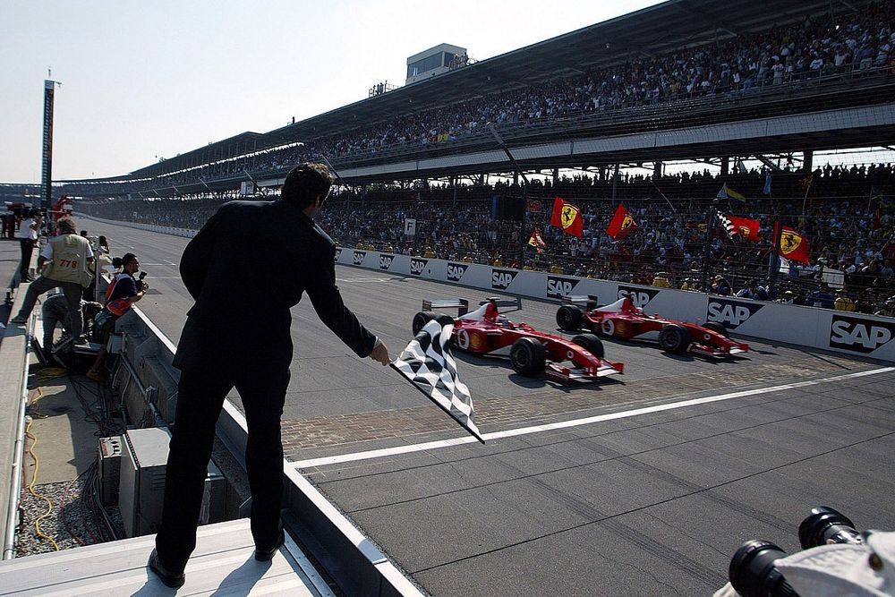 Rubens Barrichello, Ferrari pasa a Michael Schumacher, Ferrari en la línea de meta