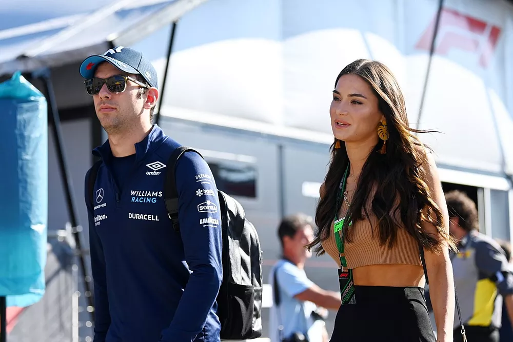 Nicholas Latifi, de Williams Racing, llega al paddock con su novia Sandra Dziwiszek