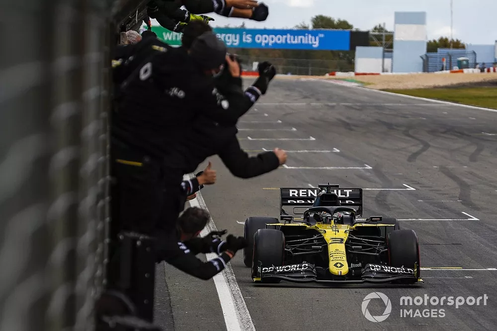 Le troisi&egrave;me Daniel Ricciardo, Renault F1, franchit la ligne d'arriv&eacute;e