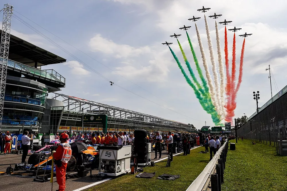 El equipo de exhibici&oacute;n acrob&aacute;tica de la Fuerza A&eacute;rea Italiana, Frecce Tricolori, exhibe sobre la parrilla en los jet Aermacchi MB339A