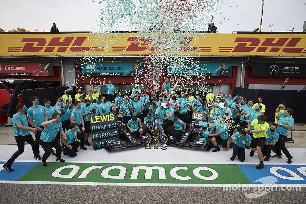 Race Winner Lewis Hamilton, Mercedes-AMG F1, second place Valtteri Bottas, Mercedes-AMG F1, Toto Wolff, Executive Director (Business), Mercedes AMG celebrates with the team the seventh constructors title