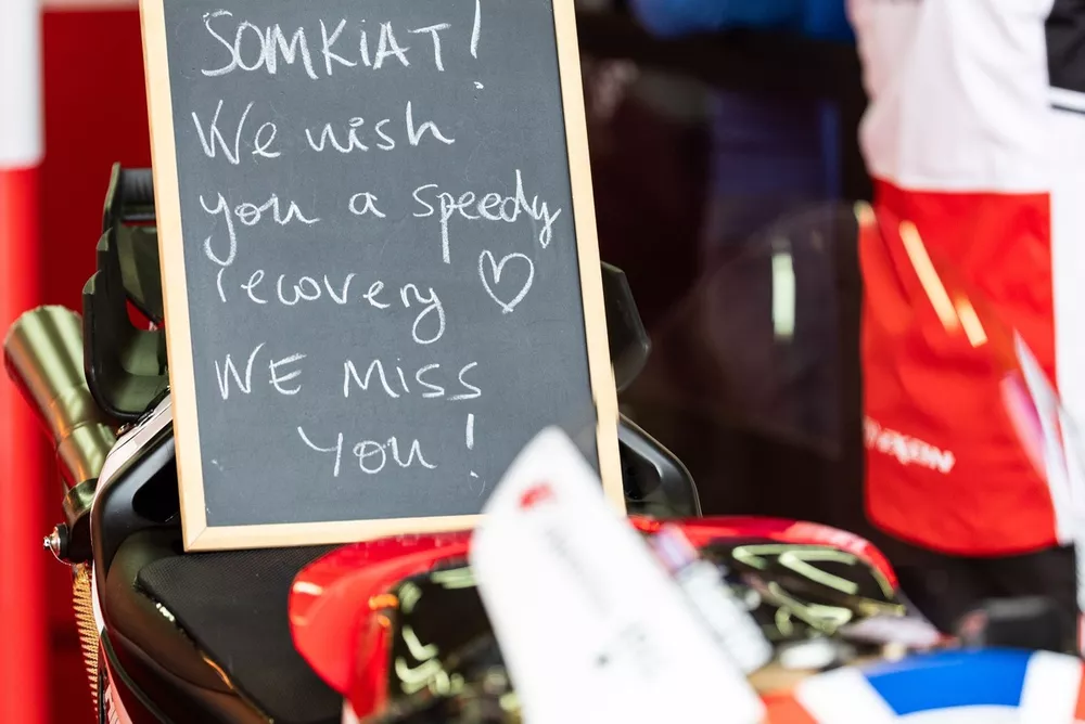 V&oelig;ux de r&eacute;tablissement adress&eacute;s &agrave; Somkiat Chantra, Team LCR Honda