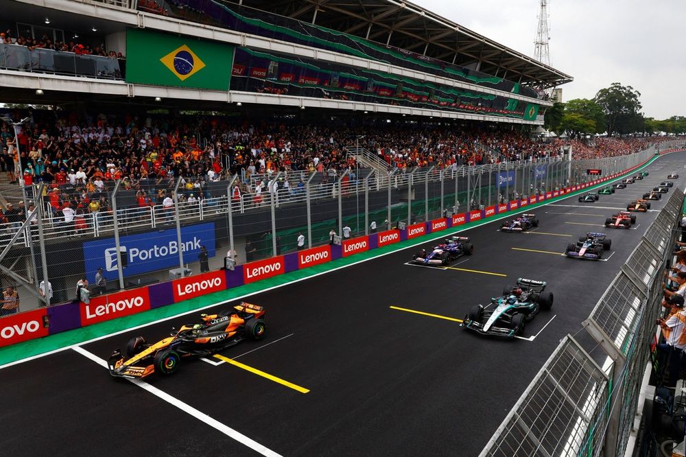 Lando Norris, McLaren MCL38, George Russell, Mercedes F1 W15, Yuki Tsunoda, RB F1 Team VCARB 01, lideram o pelotão na volta de formação