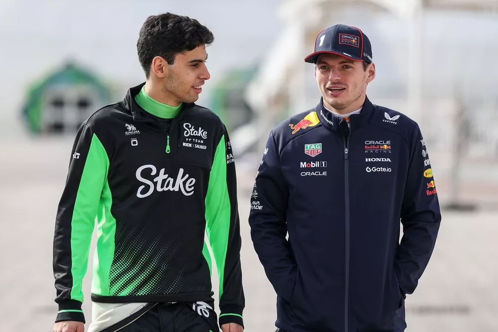Gabriel Bortoleto, Kick Sauber C45, Max Verstappen, Red Bull Racing RB21