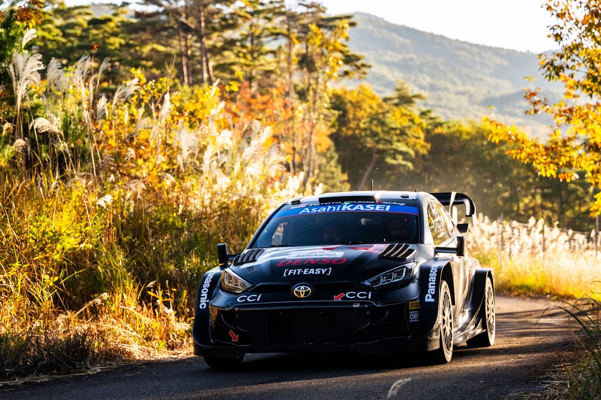 新品　GR　勝田貴元 フードスウェット 2024 TGR_WRC ラリージャパン Amazon.co.jp: 勝田貴元 フードスウェット 2024 TGR_WRC ラリー