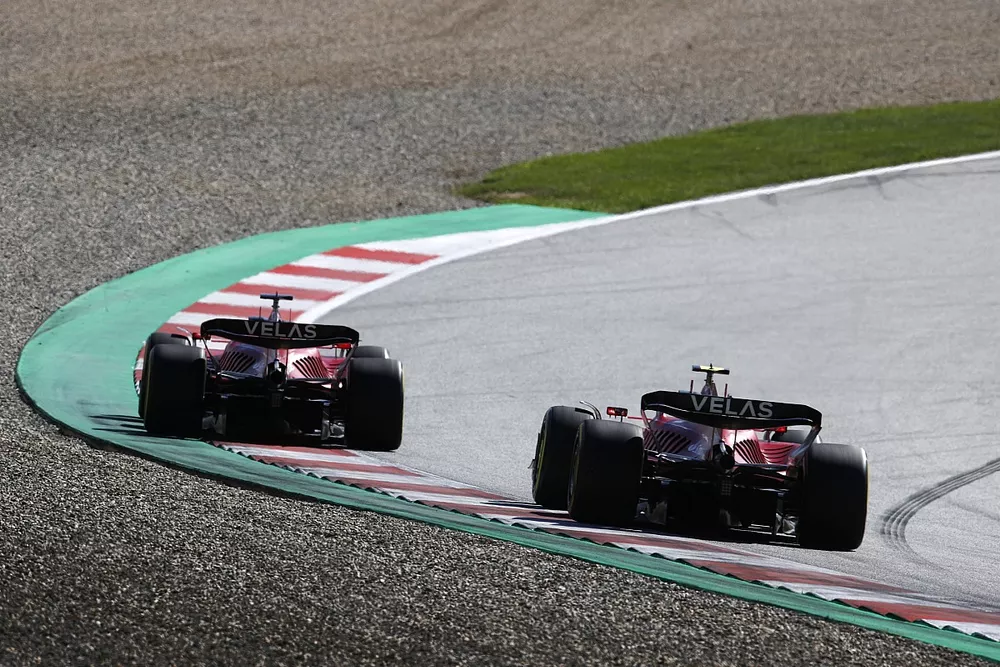 Charles Leclerc, Ferrari F1-75, lucha con Carlos Sainz, Ferrari F1-75