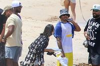 Passeio de barco, jantar e aparição rápida em festa: Como foi o Réveillon de Lewis Hamilton em Trancoso
