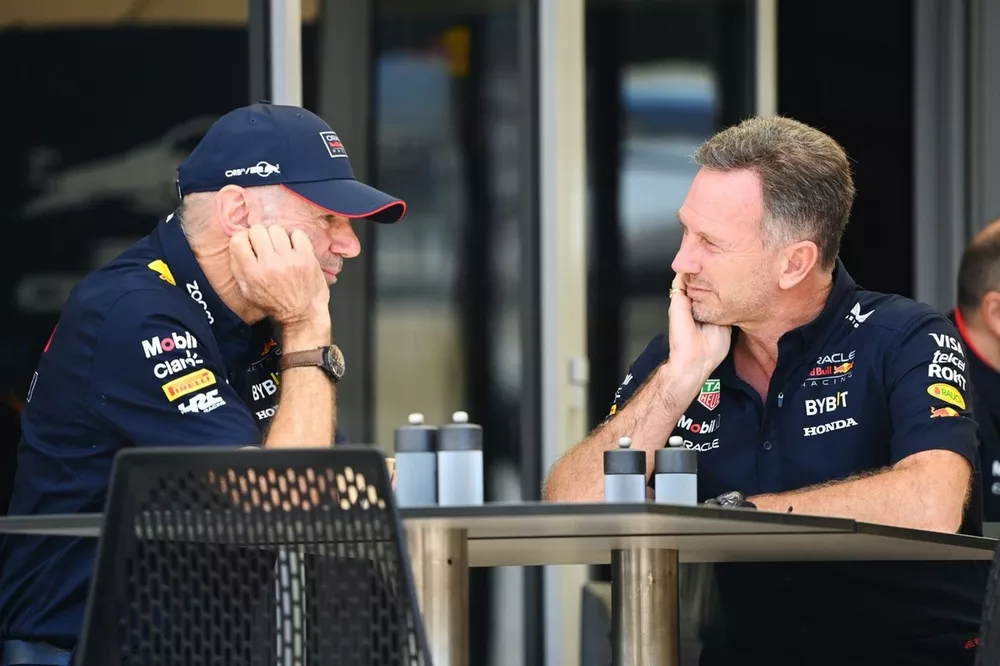Adrian Newey, Chief Technology Officer, Red Bull Racing, parla con Christian Horner, Team Principal, Red Bull Racing 