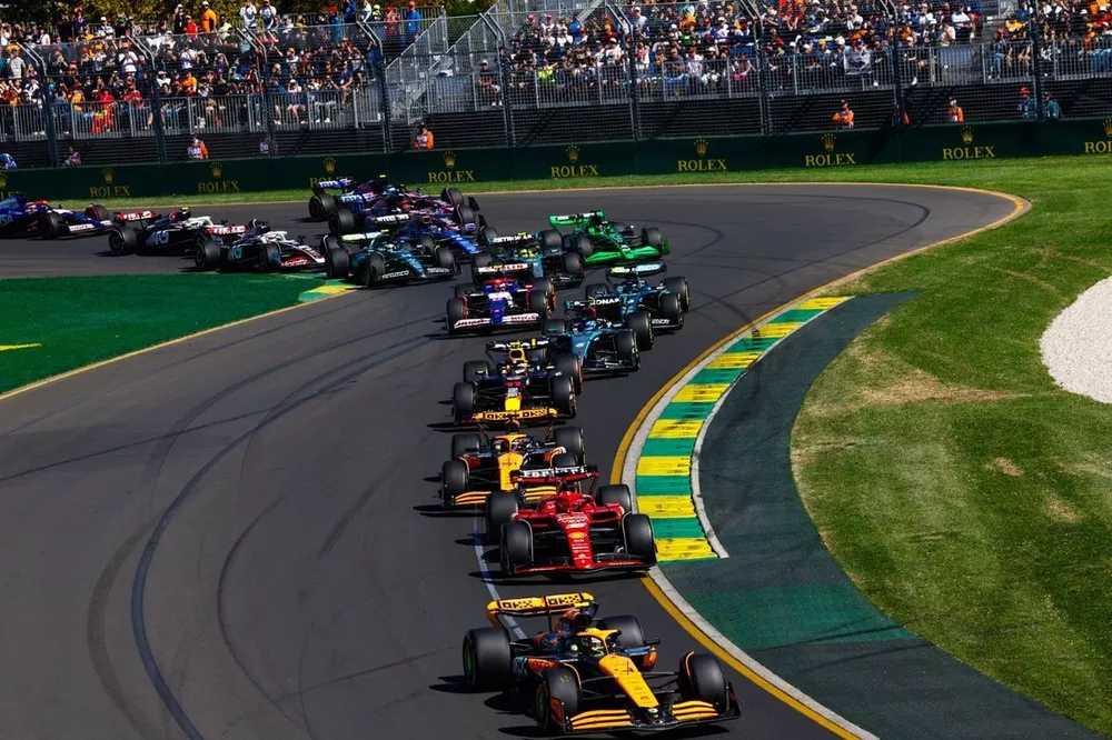 Lando Norris, McLaren MCL38, Charles Leclerc, Ferrari SF-24, Oscar Piastri, McLaren MCL38, Sergio Perez, Red Bull Racing RB20, et le reste du peloton au départ