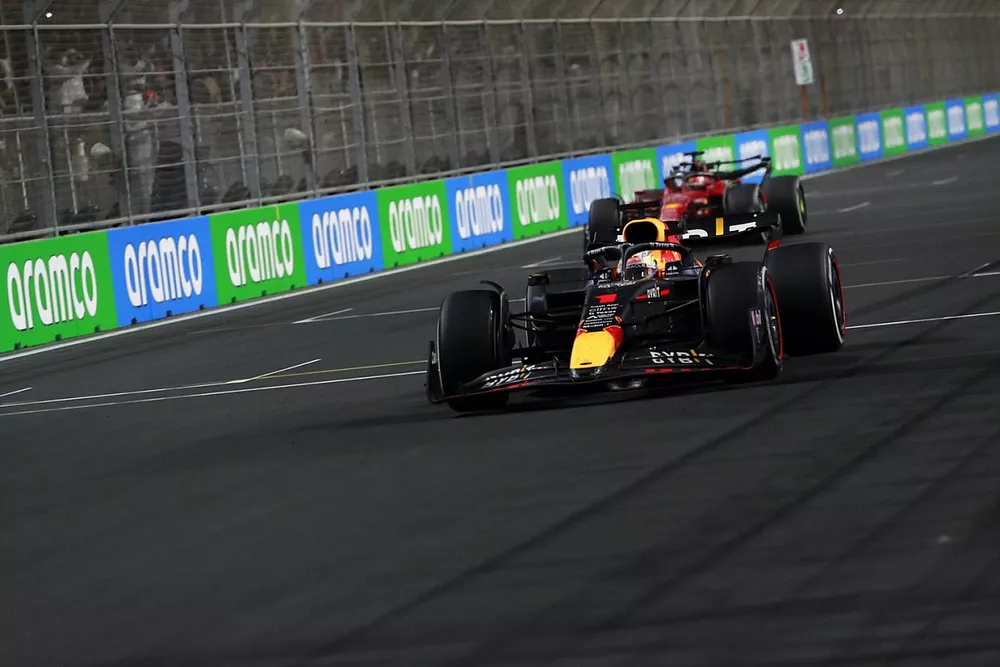 Le vainqueur Max Verstappen, Red Bull Racing RB18, franchit la ligne d'arrivée devant le deuxième Charles Leclerc, Ferrari F1-75