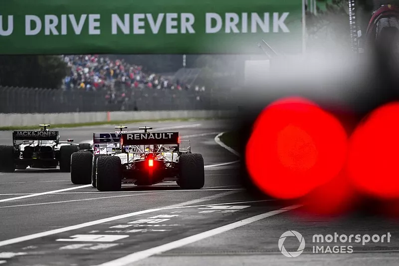 Kevin Magnussen, Haas F1 Team VF-19, leads Lance Stroll, Racing Point RP19, and Daniel Ricciardo, Renault F1 Team R.S.19