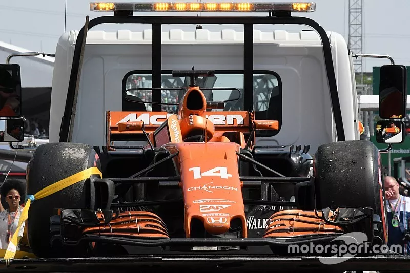 Retiran el coche de Fernando Alonso, McLaren MCL32