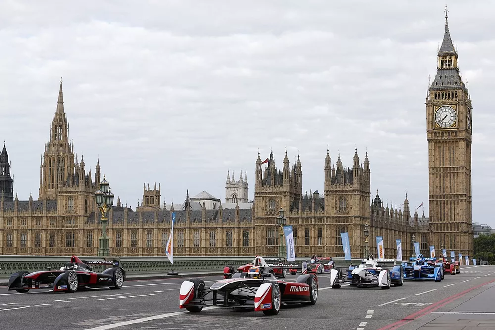 Autos de F&oacute;rmula E toman el centro de Londres