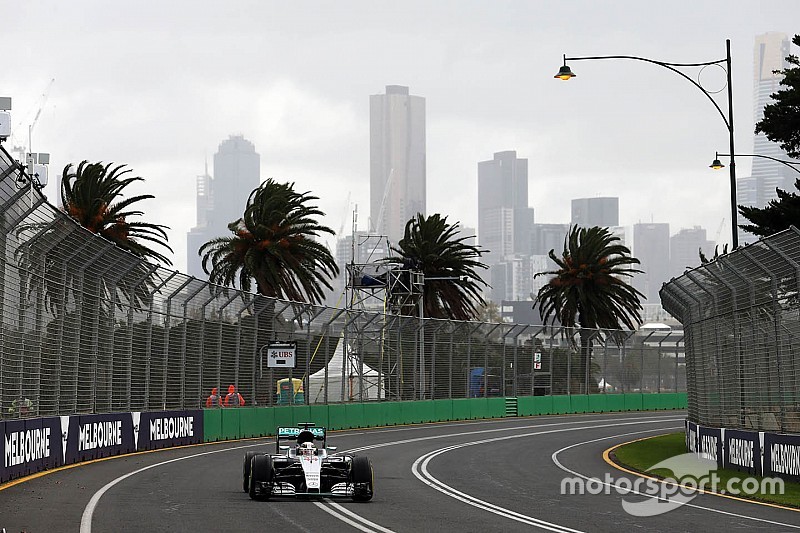 Melbourne, Libere 2: Hamilton al top e Rosberg sbatte sull'acqua
