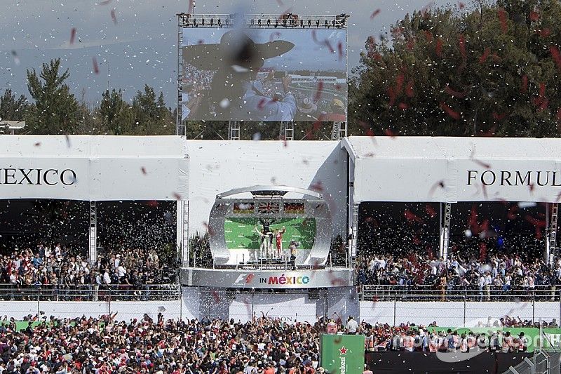 Podio: ganador de la carrera Lewis Hamilton, Mercedes AMG F1, segundo lugar tercer lugar de Nico Ros