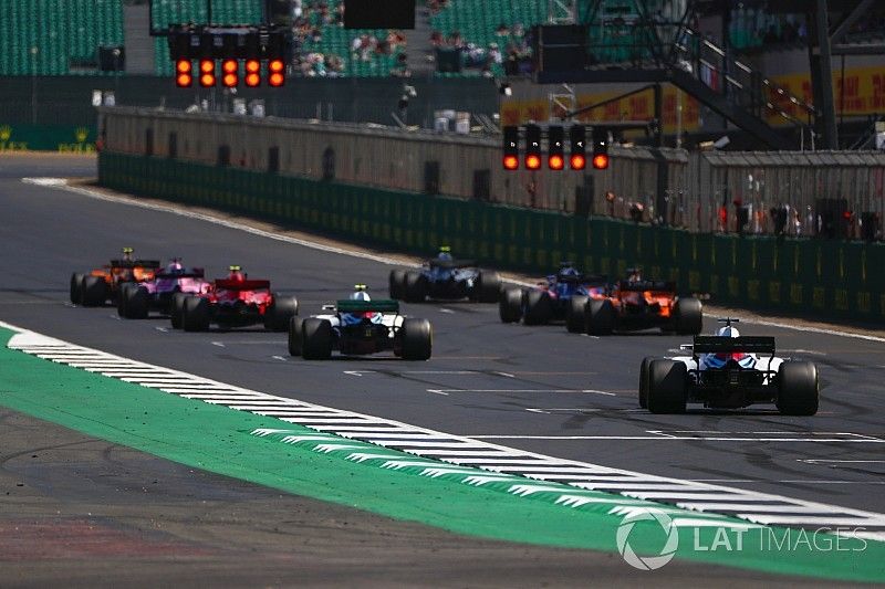 Stoffel Vandoorne, McLaren MCL33, Valtteri Bottas, Mercedes AMG F1 W09, Sergio Perez, Force India VJM11, Kimi Raikkonen, Ferrari SF71H, Brendon Hartley, Toro Rosso STR13, Fernando Alonso, McLaren MCL33, Sergey Sirotkin, Williams FW41, et Lance Stroll, Williams FW41, alignés pour des essais de départ