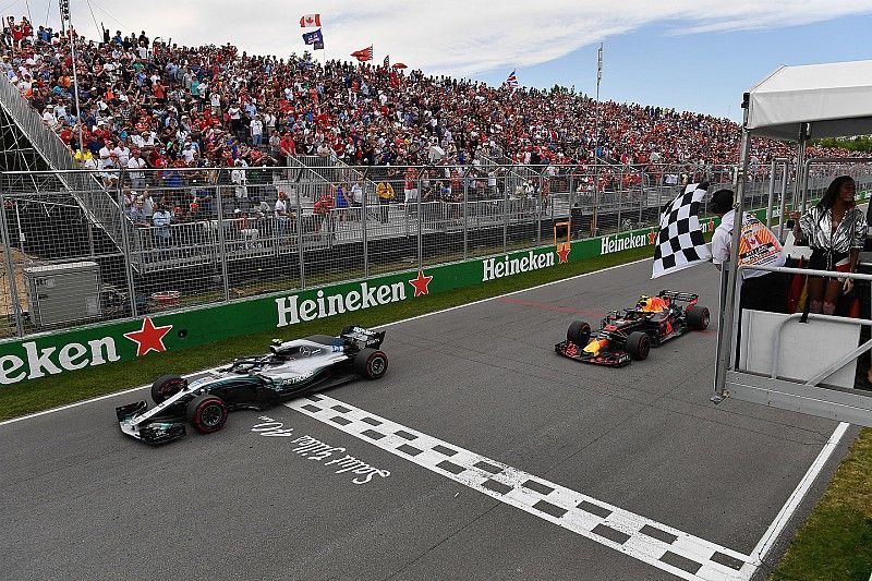 Valtteri Bottas, Mercedes-AMG F1 W09 and Max Verstappen, Red Bull Racing RB14 take the chequered fla