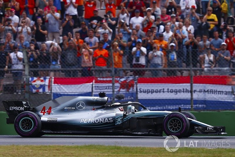 Lewis Hamilton, Mercedes AMG F1 W09, galibiyeti kutluyor