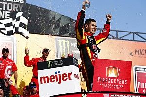 Larson mostra força no final e vence em Michigan