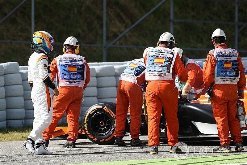Fernando Alonso, McLaren MCL32 se queda parado en la FP1