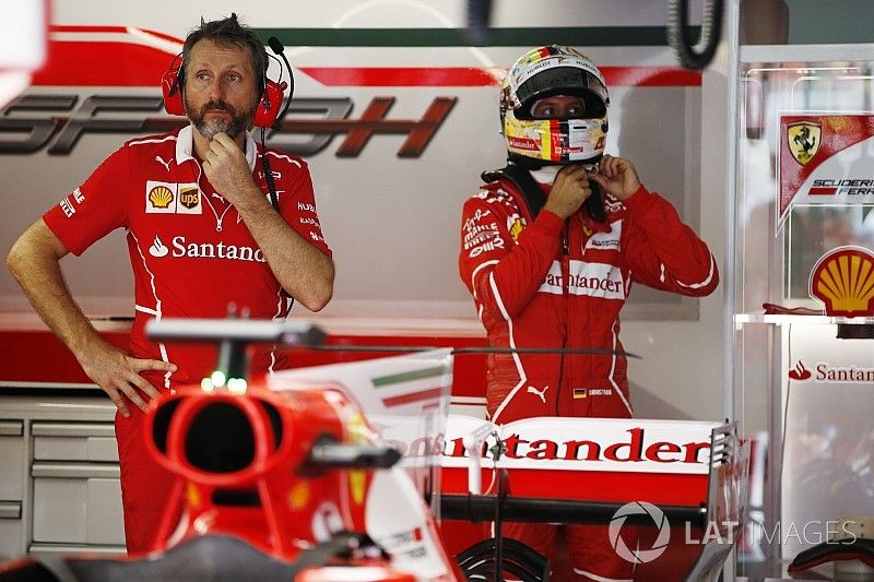 Sebastian Vettel, Ferrari, y un mecánico del equipo