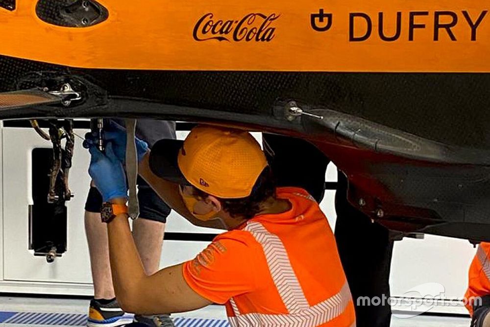 Lando Norris, McLaren trabajando en su MCL35 en Hungr&iacute;a