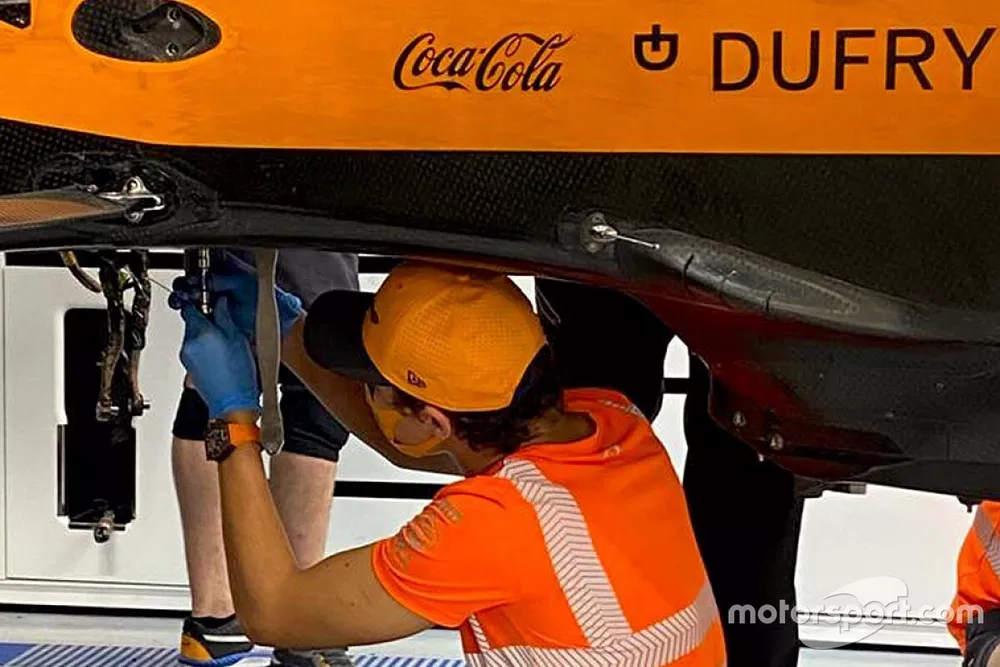 Lando Norris, McLaren trabajando en su MCL35 en Hungr&iacute;a