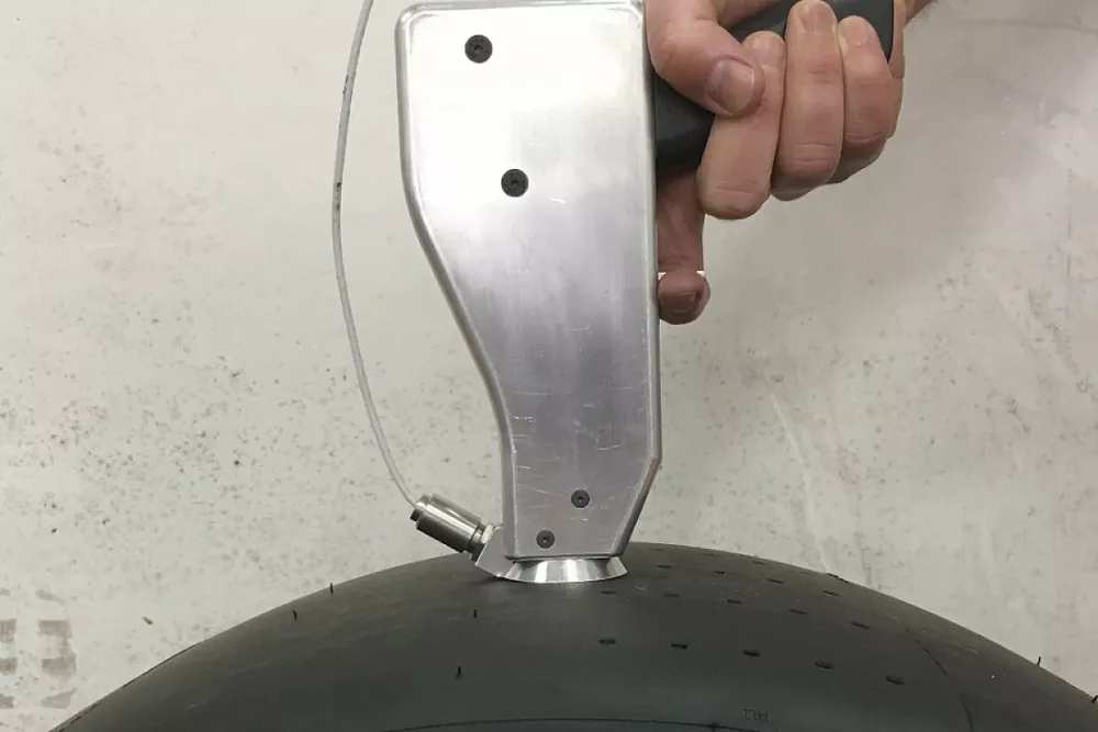 VESevo, pistola de Megaride para recoger datos de la banda de rodadura de los Pirelli de F1