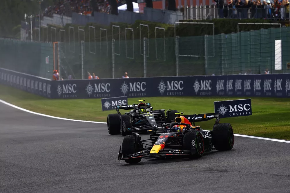 Sergio Perez, Red Bull Racing RB19, lidera Lewis Hamilton, Mercedes F1 W14