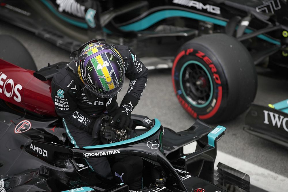 Ganador de la pole para la carrera Sprint, Lewis Hamilton, de Mercedes, llega al Parc Ferme