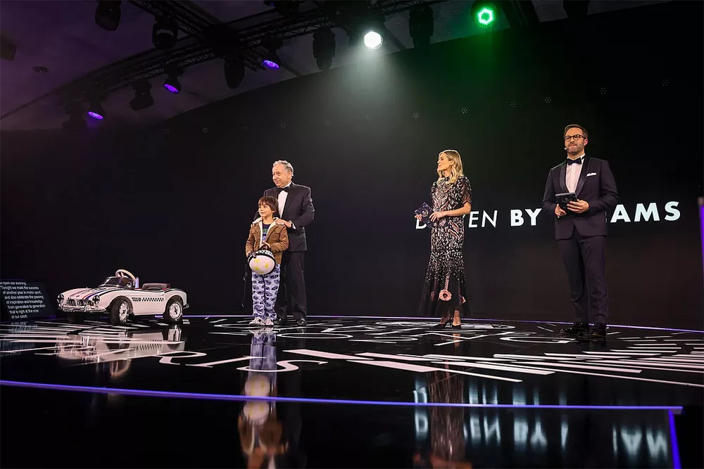 El presidente de la FIA, Jean Todt, con los maestros de ceremonias Nicki Shields y Julien F&eacute;breau
