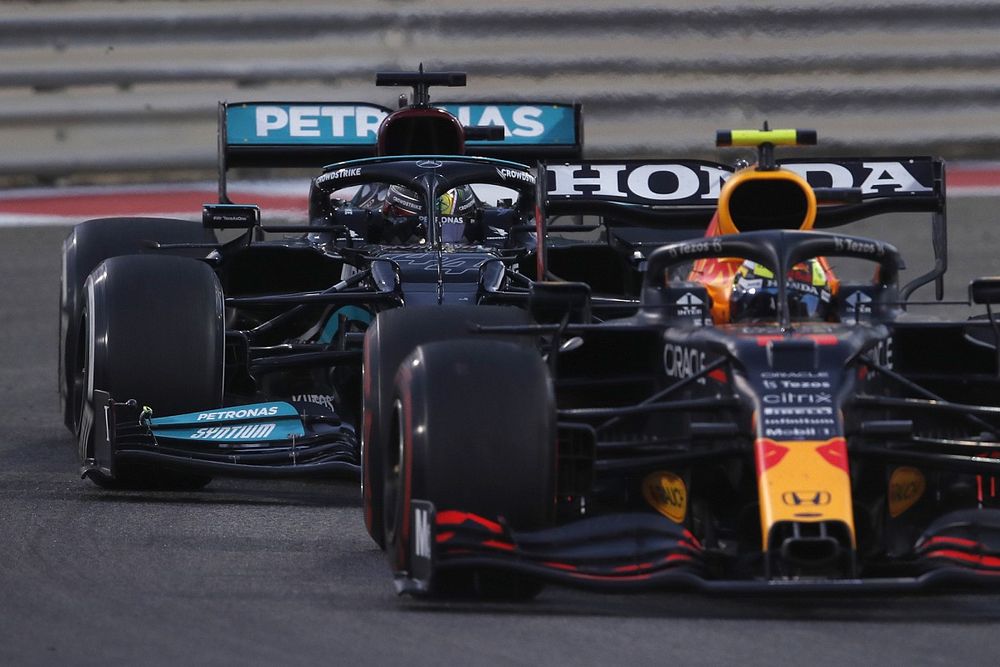 Sergio Perez, Red Bull Racing RB16B, Lewis Hamilton, Mercedes W12