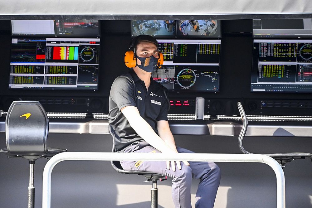 El piloto de Arrow McLaren SP Patricio O'Ward en el muro de boxes de McLaren