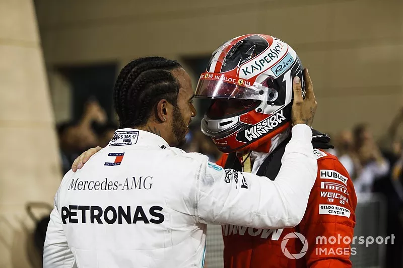 Lewis Hamilton, Mercedes AMG F1 y Charles Leclerc, Ferrari en parc ferme 