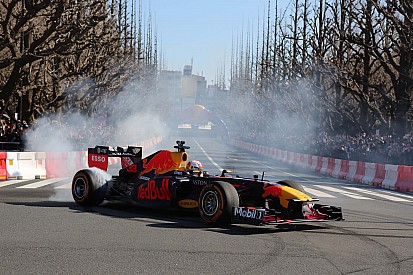 Verstappen en Gasly maken Tokio onveilig met fraaie demo