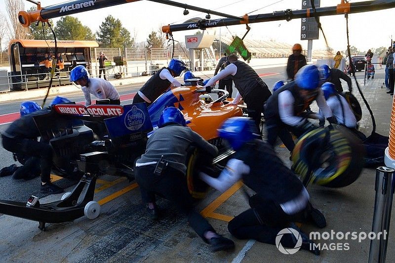 Lando Norris, McLaren MCL34 pit stop